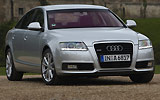 Audi A6. Modelo 2009. Imagen. Berlina. Lateral frontal. Coche en movimiento. Carretera. Gris.