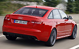 Audi RS6. Modelo 2009. Imagen. Berlina. Posterior- lateral. Coche en movimiento. Carretera. Rojo.