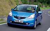 Honda Jazz. Modelo 2009. Imagen. Frontal- lateral. Coche en movimiento. Carretera. Azul.