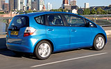 Honda Jazz. Modelo 2009. Imagen. Lateral. Coche en movimiento. Carretera. Azul.