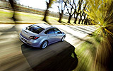 Mazda6. Modelo 2008. 5 puertas. Imagen. Posterior- lateral- cenital. Coche en movimiento. Carretera. Color Galaxy Gray.