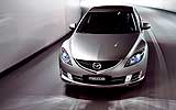 Mazda6. Modelo 2008. 5 puertas. Imagen. Frontal- cenital. Coche en movimiento. Carretera. Color Galaxy Gray.