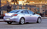 Mazda6. Modelo 2008. 5 puertas. Imagen. Posterior- lateral. Coche parado. Color Galaxy Gray.
