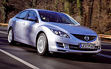 Mazda6. Modelo 2008. 5 puertas. Imagen. Lateral- frontal. Coche en movimiento. Carretera. Color Galaxy Gray.
