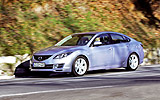 Mazda6. Modelo 2008. 5 puertas. Imagen. Frontal- lateral. Coche en movimiento. Carretera. Color Galaxy Gray.