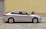 Mazda6. Modelo 2008. 5 puertas. Imagen. Lateral. Coche en movimiento. Carretera. Color Galaxy Gray.