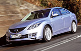 Mazda6. Modelo 2008. 5 puertas. Imagen. Frontal- lateral. Coche en movimiento. Carretera. Color Galaxy Gray.