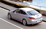 Mazda6. Modelo 2008. 5 puertas. Imagen. Lateral- posterior- cenital. Coche en movimiento. Carretera. Color Galaxy Gray.