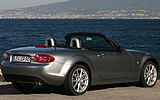 Mazda MX-5. Soft Top. Modelo 2009. Imagen exterior. Posterior lateral. Coche parado. Carretera. Gris.