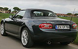 Mazda MX-5. Roadster Coup&eacute;. Modelo 2009. Imagen exterior. Posterior lateral. Movimiento. Carretera. Gris.