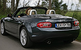 Mazda MX-5. Roadster Coup&eacute;. Modelo 2009. Imagen exterior. Posterior lateral. Movimiento. Carretera. Gris.