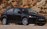 Mitsubishi Lancer Sportback. Modelo 2009. Imagen exterior. Lateral frontal. Coche parado. Carretera. Negro