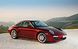 Porsche 911 Targa. Modelo 2009. Imagen. Lateral- frontal. Coche parado. Llantas Carrera S ll 19 pulgadas. Frenos de disco de compuesto cer�mico PCCB. Pinzas de freno en amarillo. Rojo rub� metalizado.