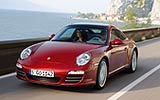 Porsche 911 Targa. Modelo 2009. Imagen. Frontal- lateral. Coche en movimiento. Carretera. Rojo rub� metalizado. 