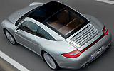 Porsche 911 Targa. Modelo 2009. Imagen. Exterior. Lateral posterior cenital. Coche en movimiento. Carretera. Gris.
