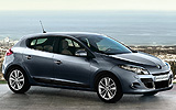 Renault Megane. Modelo 2009. Imagen. 5 puertas. Lateral. Coche parado. Carretera.