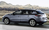 Renault Megane. Modelo 2009. Imagen. 5 puertas. Lateral. Coche parado. Carretera.