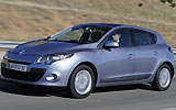Renault Megane. Modelo 2009. Imagen. 5 puertas. Frontal lateral. Coche en movimiento. Carretera.