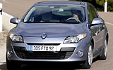 Renault Megane. Modelo 2009. Imagen. 5 puertas. Frontal lateral. Coche en movimiento. Carretera.