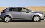 Renault Megane. Modelo 2009. Imagen. 5 puertas. Lateral. Coche en movimiento. Carretera.