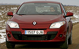 Renault Megane. Modelo 2009. Imagen. 5 puertas. Frontal. Coche parado. Carretera. Rojo.