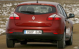 Renault Megane. Modelo 2009. Imagen. 5 puertas. Posterior. Coche parado. Carretera. Rojo.