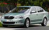 �koda Octavia. Modelo 2009. Carrocer�a Berlina. Imagen. Exterior. Frontal lateral. Coche parado. Carretera.
