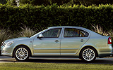 �koda Octavia. Modelo 2009. Carrocer�a Berlina. Imagen. Exterior. Lateral. Coche parado. Carretera.