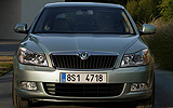�koda Octavia. Modelo 2009. Carrocer�a Berlina. Imagen. Exterior. Frontal. Coche parado. Carretera.