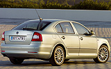 �koda Octavia. Modelo 2009. Carrocer�a Berlina. Imagen. Exterior. Posterior lateral. Coche parado. Carretera.