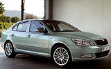 �koda Octavia. Modelo 2009. Carrocer�a Berlina. Imagen. Exterior. Lateral frontal. Parado. Coche en carretera.