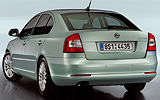 �koda Octavia. Modelo 2009. Carrocer�a Berlina. Imagen. Exterior. Lateral posterior. Coche parado. Estudio.