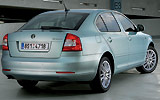 �koda Octavia. Modelo 2009. Carrocer�a Berlina. Imagen. Exterior. Posterior lateral. Coche parado. Carretera.