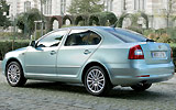 �koda Octavia. Modelo 2009. Carrocer�a Berlina. Imagen. Exterior. Lateral posterior. Coche parado. Carretera.