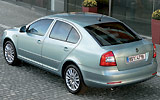 �koda Octavia. Modelo 2009. Carrocer�a Berlina. Imagen. Exterior. Lateral posterior cenital. Coche parado. Carretera.