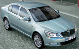�koda Octavia. Modelo 2009. Carrocer�a Berlina. Imagen. Exterior. Lateral frontal cenital. Coche parado. Carretera.