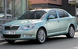 �koda Octavia. Modelo 2009. Carrocer�a Berlina. Imagen. Exterior. Frontal lateral. Coche parado. Carretera.