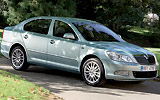 �koda Octavia. Modelo 2009. Carrocer�a Berlina. Imagen. Exterior. Lateral frontal. Coche parado. Carretera.