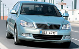 �koda Octavia. Modelo 2009. Carrocer�a Berlina. Imagen. Exterior. Frontal lateral. Coche en movimiento. Carretera.