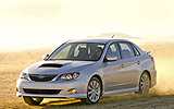 Subaru Impreza Sed�n. Modelo 2009.Im�gen. Frontal lateral. Movimiento. Coche gris.
