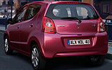 Suzuki Alto. Modelo 2009. Imagen. Exterior. Posterior lateral. Coche parado. Carretera.