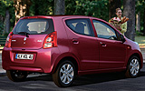 Suzuki Alto. Modelo 2009. Imagen. Exterior. Posterior lateral. Coche parado. Carretera.