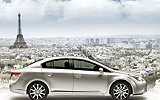 Toyota Avensis. Modelo 2009. Imagen. Exterior. Lateral. Coche parado. Carretera.