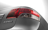 Toyota Avensis. Modelo 2009. Imagen. Exterior. Detalle. Piloto posterior derecho. Anagrama.