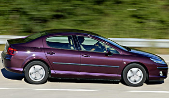 Peugeot 407 HDi 136 (2004)  Un puesto de conducción amplio pero  condicionado por la forma de la carrocería 