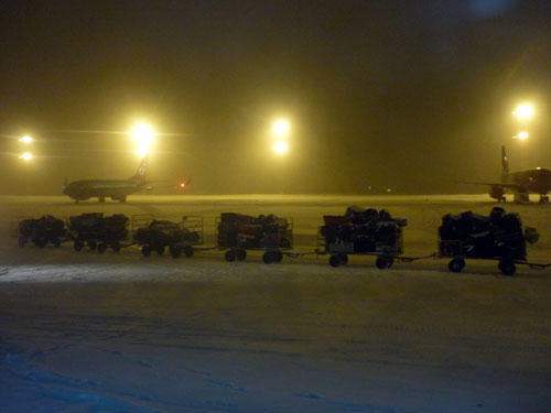 Maletas bajo la nieve. Aeropuerto de Bulgaria.