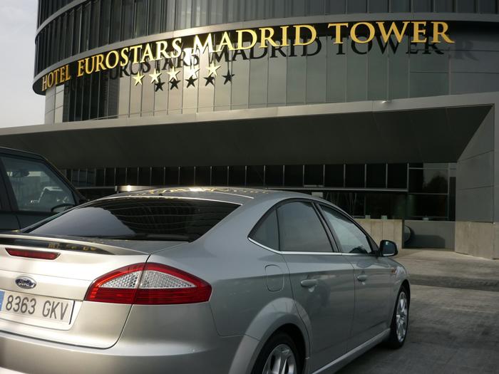 Ford Mondeo frente al hotel Eurostars Madrid tower