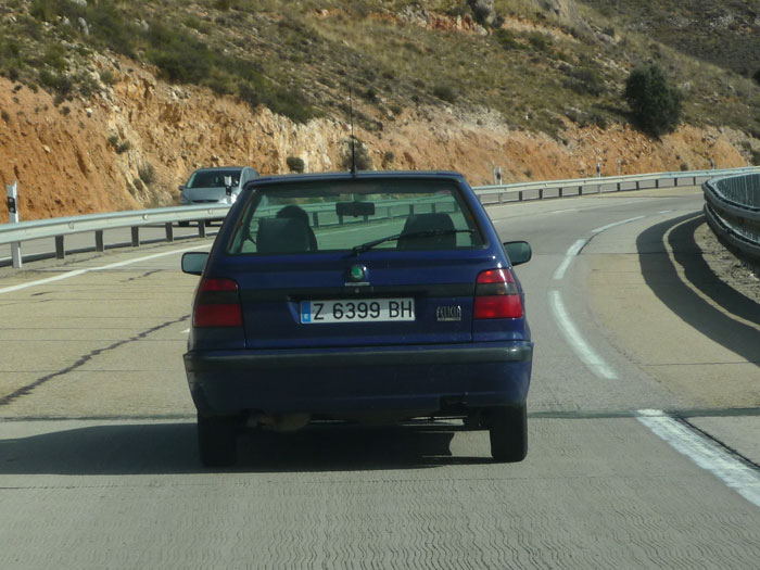 Z 6399 BH Skoda Felicia azul. Amortiguador reventado.