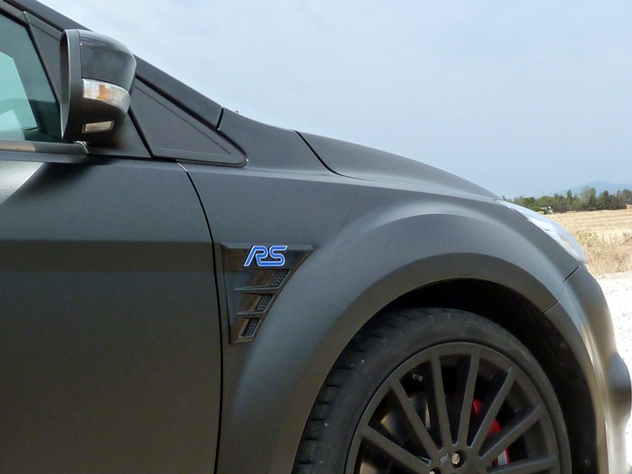Ford Focus RS500. Aleta delantera con logotipo.
