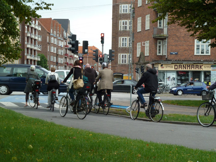 Copenhague. La gente cruzando la calle en bicicleta